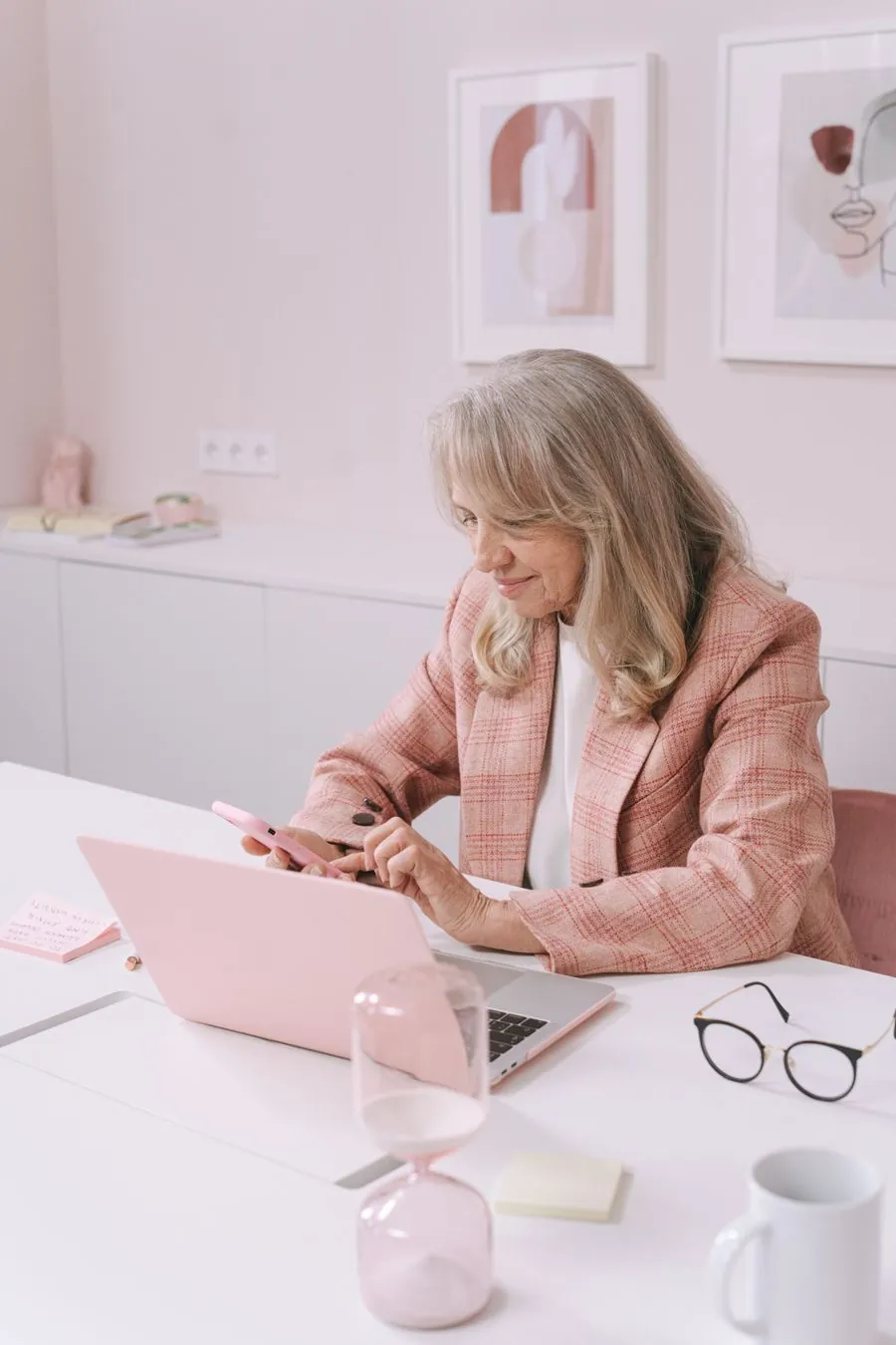 Mãos apontando para gráficos e planilhas na tela de um notebook