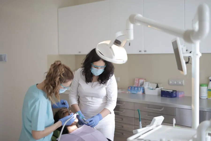 Bandeja com instrumentos odontológicos esterilizados e embalados sobre a bancada
